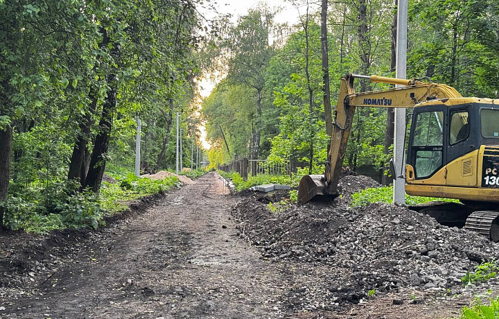 В Новомосковске благоустраивают прогулочные тротуары в Урванском лесу