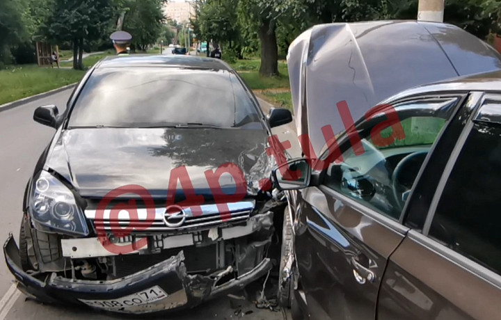 В Туле виновник лобового ДТП на улице Калинина скрылся с места происшествия