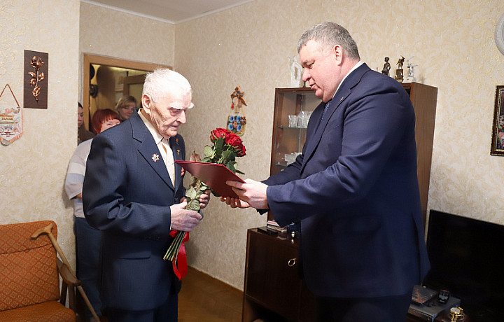 Глава администрации Тулы встретился с участником Сталинградской битвы Василием Мирошниченко