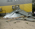 Ураган в Алексине снес крышу здания и сломал многолетнее дерево