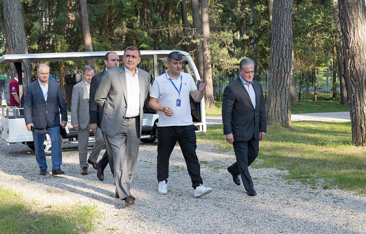 Губернатор Тульской области Алексей Дюмин посетил площадку международного форума «Инженеры будущего-2022»