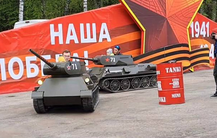 В Центральном парке Тулы детей катают на миниатюрных танках