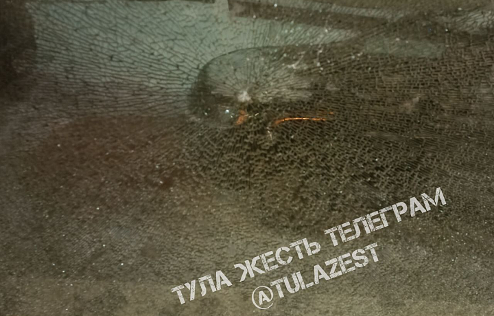 В Туле вандалы разбили стекло трамвая на улице Михеева