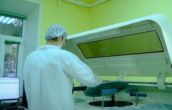 32 пробы за час-полтора: в тульском Центре по профилактике и борьбе со СПИД появилось новое оборудование для анализов