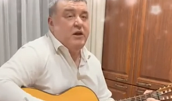 Илья Беспалов поздравил тулячек с 8 марта песней