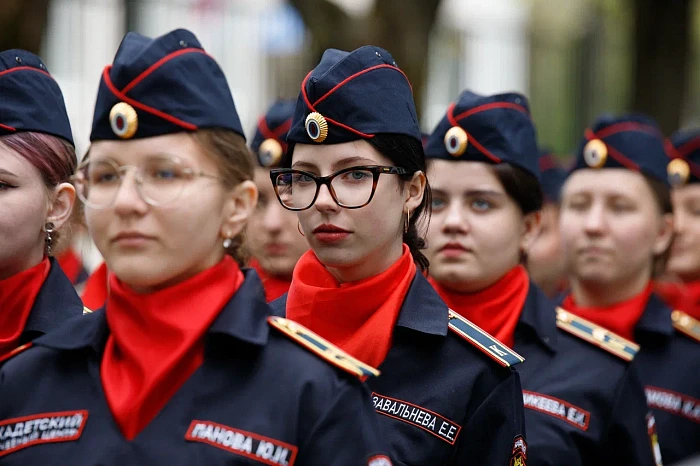 Тульские кадеты и студенты поздравили ветерана Великой Отечественной войны с наступающим Днем Победы