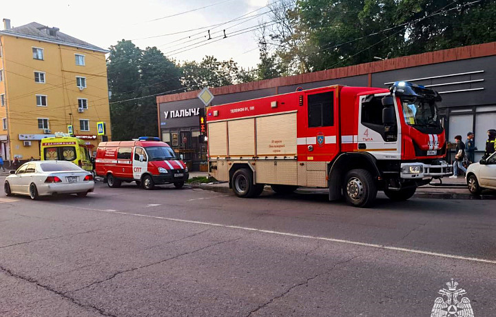 На улице 9 Мая в Туле загорелся пивной магазин