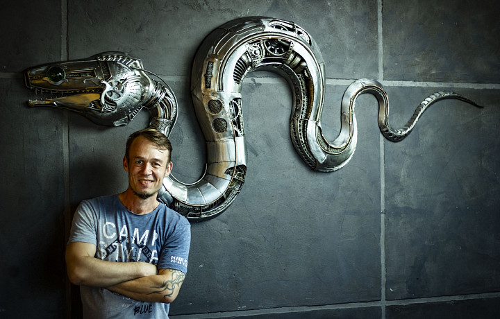 «Удивительно, что из шестеренок, которые служили в других механизмах, я могу делать то, что у меня в голове»: тульский мастер Кирилл Климов рассказал, как создает удивительные скульптуры в стиле стимпанк