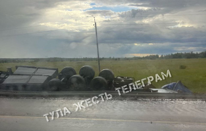 Фура улетела в кювет и перевернулась на трассе М-4 в Веневском районе