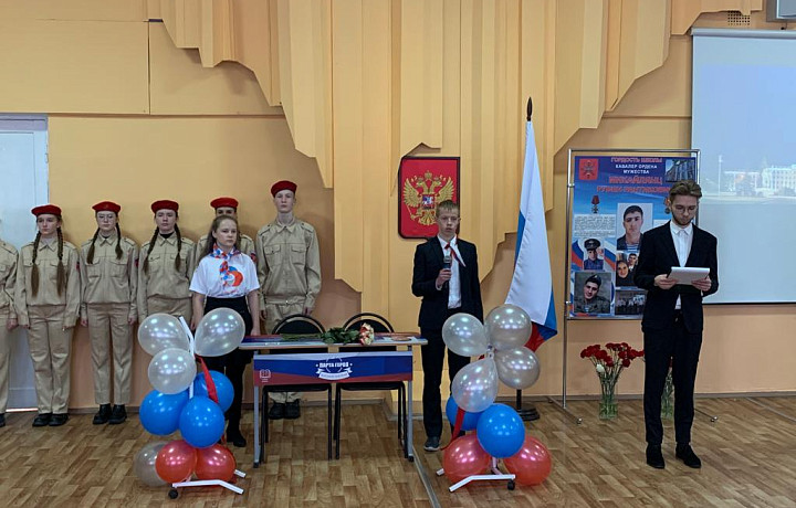 В тульской школе установили парту героя