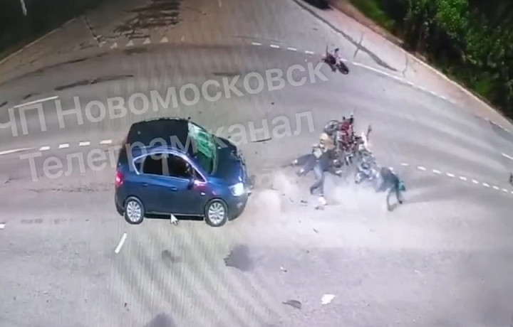 Момент ДТП с Opel и тремя питбайками в Узловском районе попал на камеру