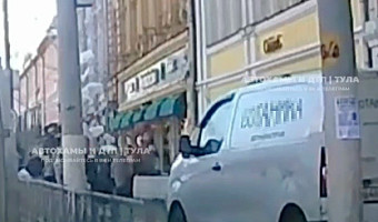 В центре Тулы ледяная глыба едва не упала на прохожих