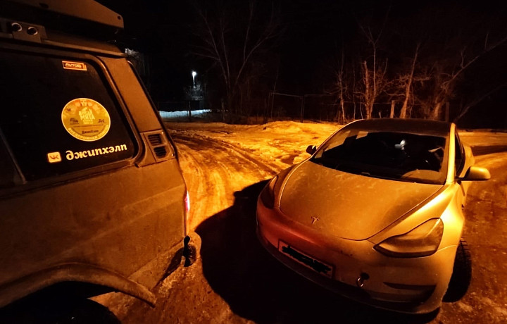 В Зареченском районе Тульской области автомобиль Tesla не смог пройти испытания весенними дорогами