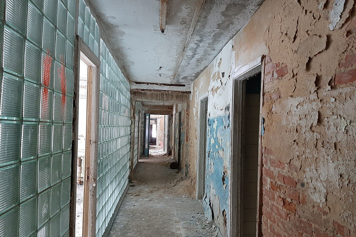 Остались стеклоблоки, граненые стаканы, фотообои и бюст Ленина: под Тулой продают заброшенную советскую спортбазу