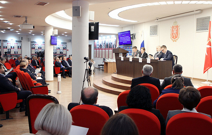 В Музее оружия прошло первое заседание осенней сессии Тульской областной Думы: какие вопросы рассмотрели депутаты?