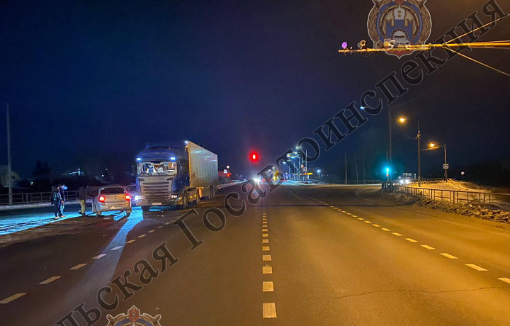 В Щекинском районе фура проехала на «красный светофор» и столкнулась с Lada Granta