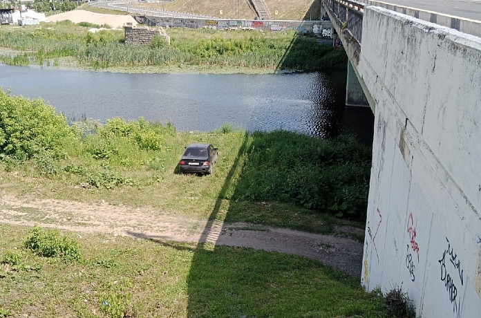 Туляки через соцсети ищут водителя брошенного под Пролетарским мостом автомобиля