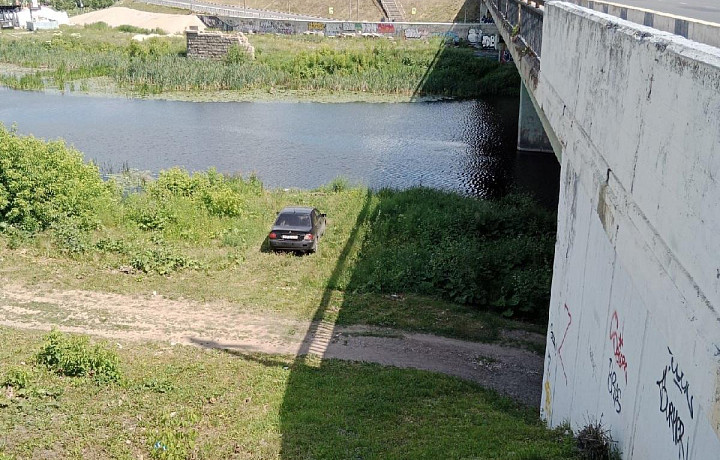 Туляки через соцсети ищут водителя брошенного под Пролетарским мостом автомобиля