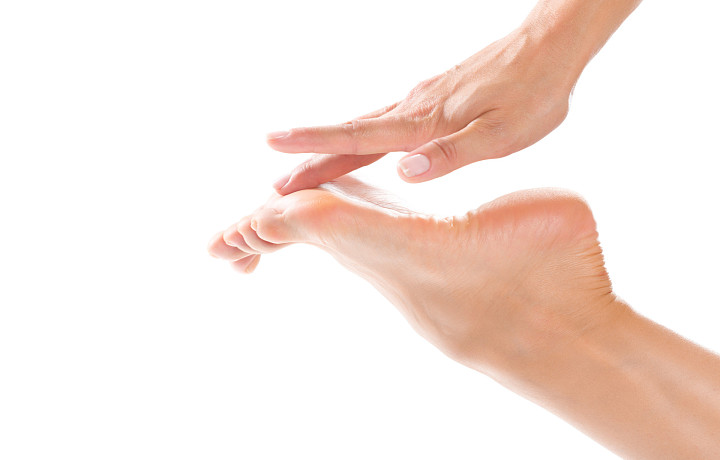 Не режьте и не трите: почему появляются бородавки и как от них избавиться