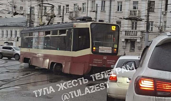 Возле цирка в Туле трамвай сошел с рельсов