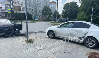 Два автомобиля столкнулись на улице Степанова в Туле