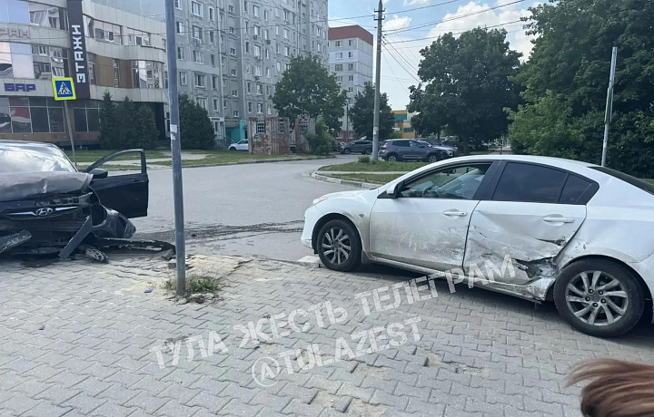 Два автомобиля столкнулись на улице Степанова в Туле