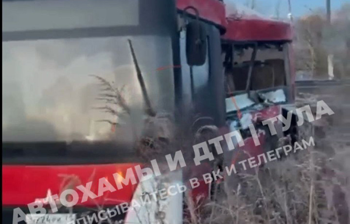 На Алексинском шоссе в Туле автобус столкнулся с тепловозом