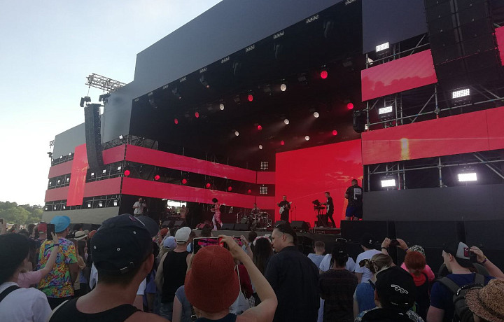 На фестивале «Дикая мята» начался концерт группы IOWA