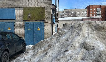 Огромные сугробы во дворах: должен ли кто-то заниматься их вывозом и везде ли УК может складировать снег?
