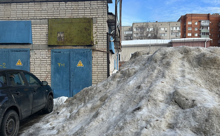 Огромные сугробы во дворах: должен ли кто-то заниматься их вывозом и везде ли УК может складировать снег?