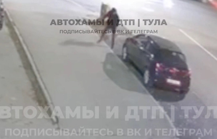 В Туле на видео попал непутевый взломщик, который не смог угнать машину, но напал на прохожих