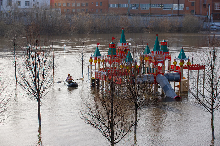 Заплыв у детского городка, затопленное кафе и завораживающая водная гладь: фоторепортаж с набережной в центре Тулы