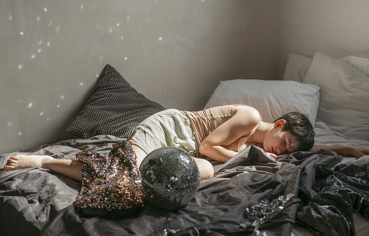 Гуляли всю ночь до утра: 8 правил, которые помогут вернуть режим сна после длинных праздников 