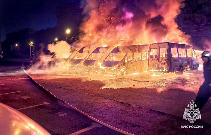 В микрорайоне Левобережный Тулы спасатели потушили 11 автомобилей