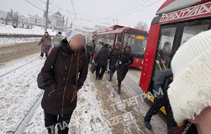 Троллейбусы встали на улице Октябрьской в Туле утром 24 февраля
