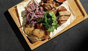 Медленное маринование и правильное мясо: тульский шеф-повар раскрыл секреты идеального шашлыка