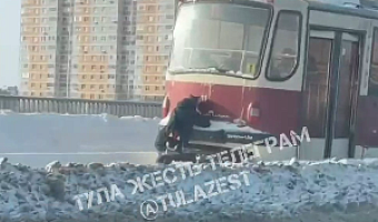 «Не убьются, так покалечатся»: зацеперы на трамваях в мороз шокируют жителей Тулы