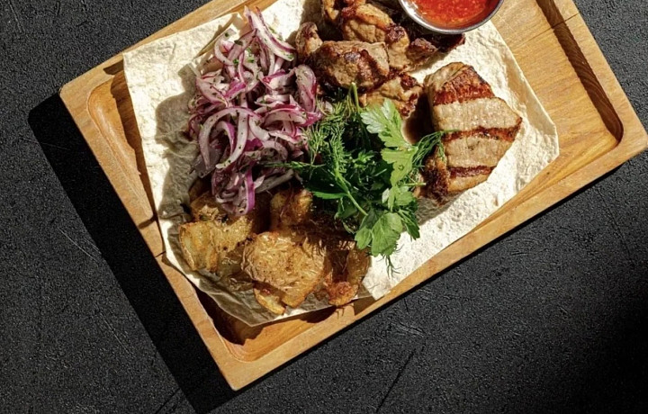 Медленное маринование и правильное мясо: тульский шеф-повар раскрыл секреты идеального шашлыка