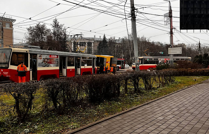 Во время схода трамвая с рельсов на проспекте Ленина в Туле пострадала женщина