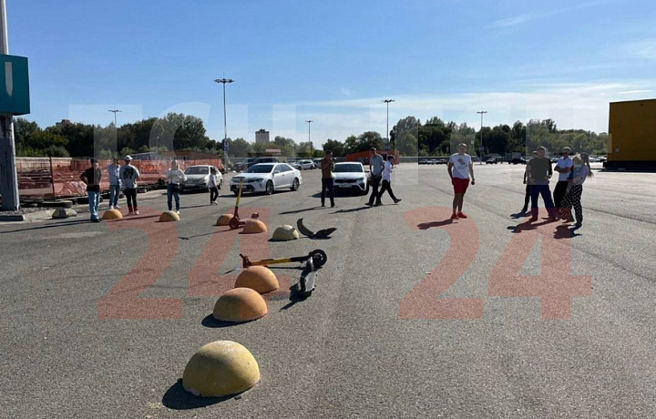 ﻿В Туле у торгового центра «Макси» сбили двух человек на самокатах
