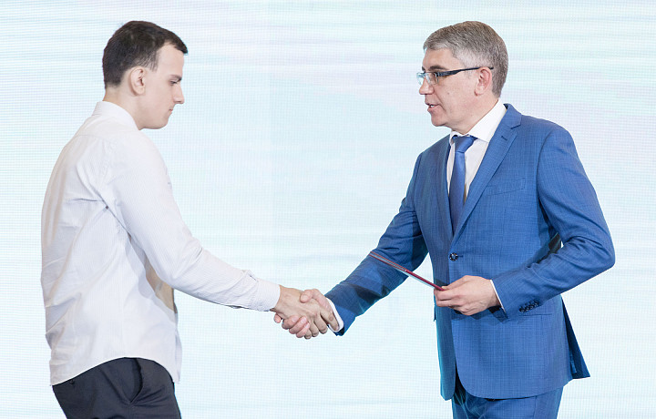 Дмитрий Миляев вручил дипломы выпускникам Тульского сельхозколледжа