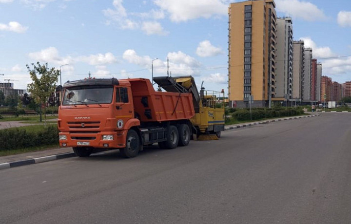 В Туле продолжается уборка городских дорог и тротуаров