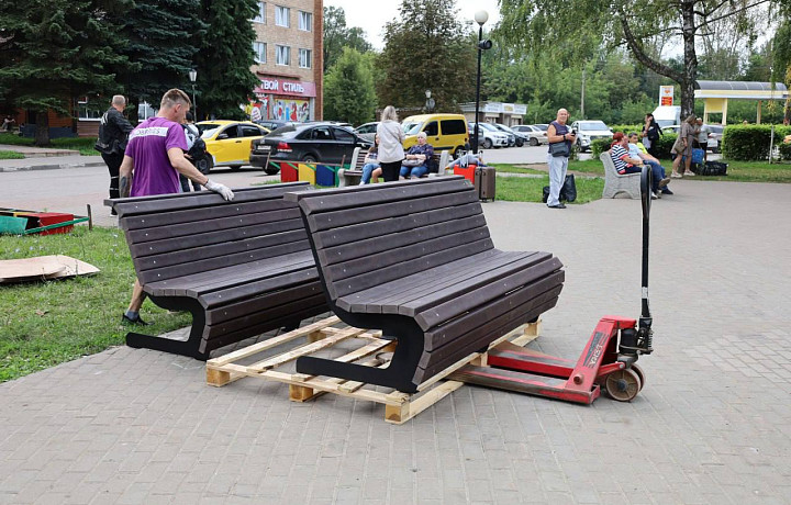 В сквере у гостиницы «Россия» в Новомосковске заменили лавочки и урны