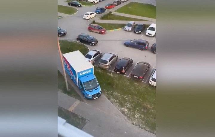 Водитель грузовика Ozon проехался по тротуару в Туле