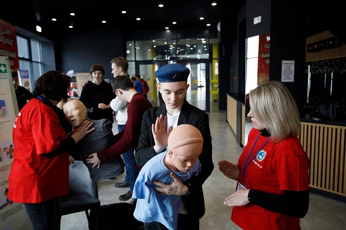 Туляки отработали навыки оказания первой помощи в рамках флешмоба «Дети спасают жизни»