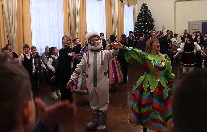 В Тульской филармонии прошел новогодний праздник для детей с ОВЗ