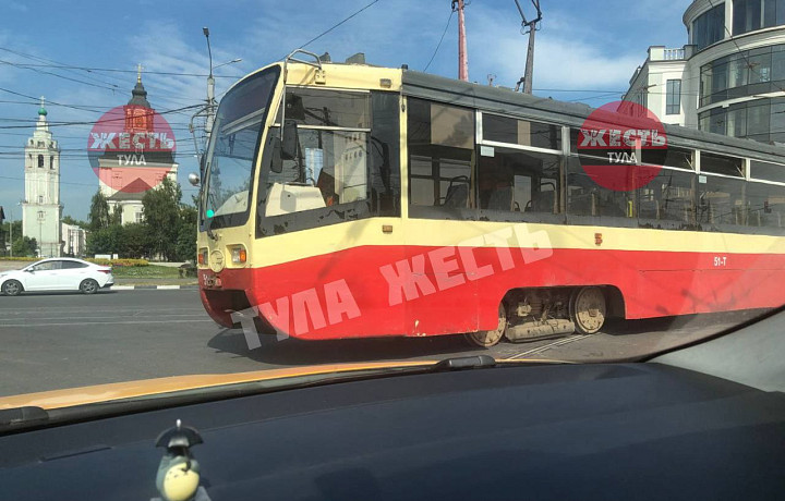 Трамвай сошел с рельсов на перекрестке улиц Октябрьской и Демидовской в Туле