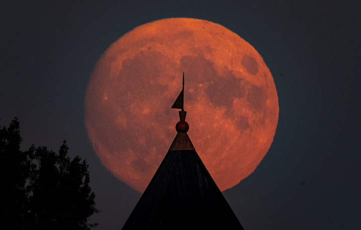 Фотограф запечатлел на камеру суперлуние над тульским Кремлем