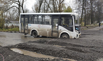 В Алексине автобус застрял на отсыпанном асфальтной крошкой участке дороги