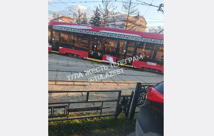 Трамвай сошёл с рельсов в центре Тулы вечером 13 апреля